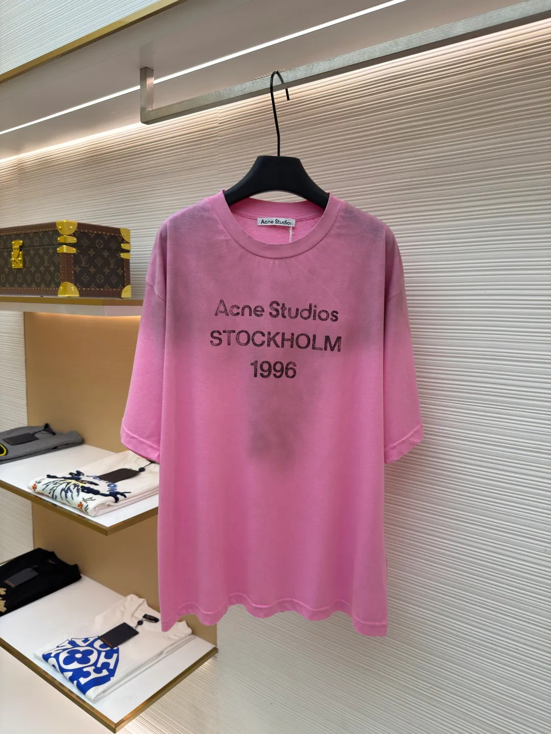 Acne Studios 1966 mud-dyed washed distressed short-sleeve ●Original version: 2800 purchased and developed ●Item number: 1682347-X95 ●Fabric: cloud velvet ski-feel cotton fabric ●Technology: glue printing ●Color: pink ●Version: fitted version ●Weight: about 215 grams ●Size: S-M-L-XL ●Description: Made of ultra-soft pure cotton fabric, garment-dyed, washed and distressed, the chest part has a dirty feel, and the lower part shows a gradient effect. The neckline is slightly frayed to better fit the overall tone. The overall line is straight and delicate, the fabric is comfortable and soft, and the color is consistent without color difference. It can be matched with the same style to create a fashionable look and control various occasions. Customized accessories, complete with three standards, the same style for men and women!